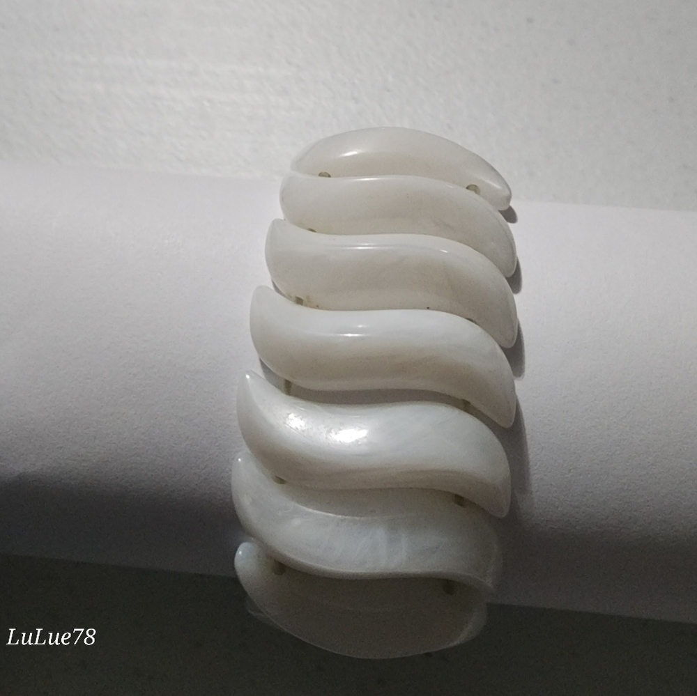 Avon White Stretch Bracelet - Picture 2 of 10